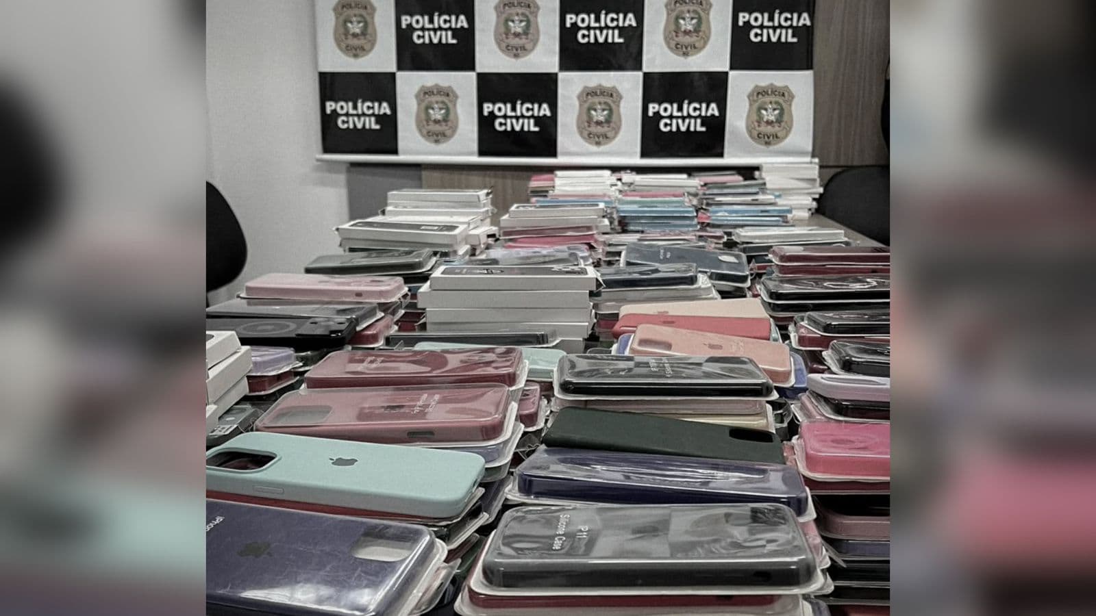 Operação em Itajaí apreende R$ 100 mil em produtos falsificados de lojas de celulares