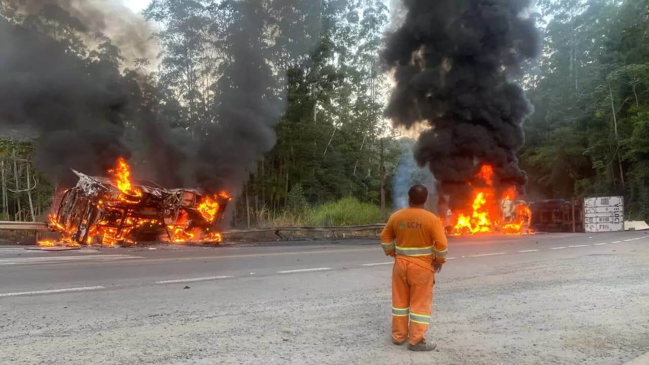 Acidente entre veículos causa explosão e deixa mortos na Serra de Corupá