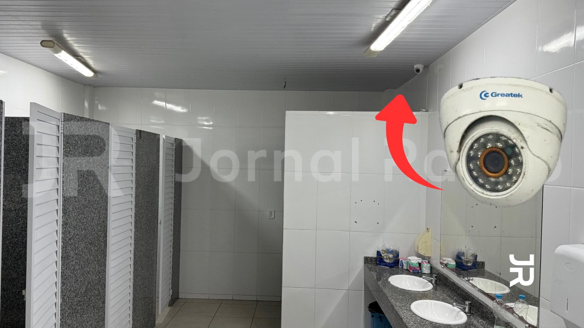 Instalação de câmeras em banheiros de escola de Tijucas gera polêmica e divide opiniões