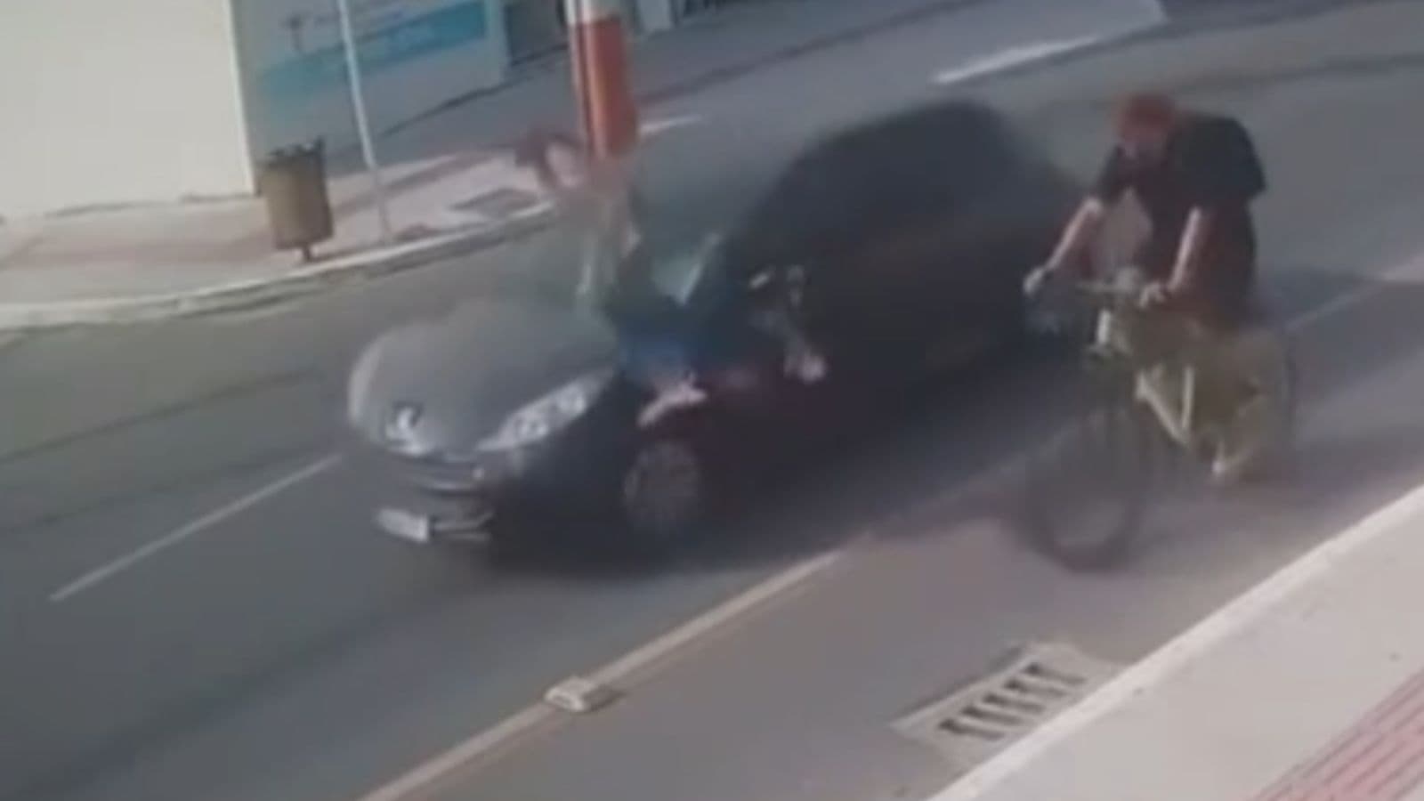 Pedestre gira no ar após ser atropelado enquanto atravessava rua em SC