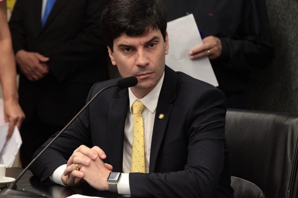 Delegado-geral da Polícia Civil de SC sofre tentativa de assalto e troca tiros em morro de Florianópolis