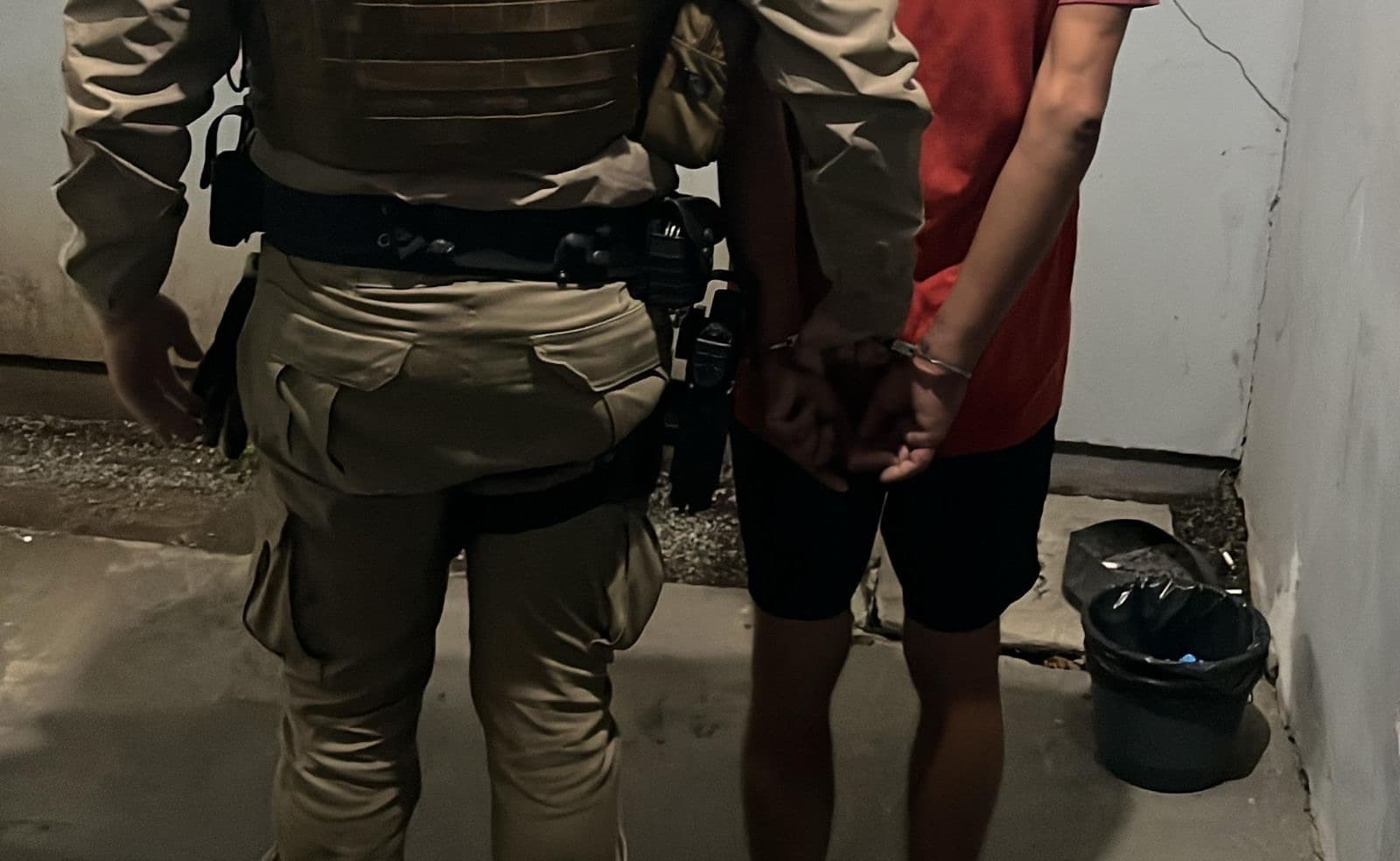 Homem em situação de rua é preso após usar cartão achado para comprar bebida em BC
