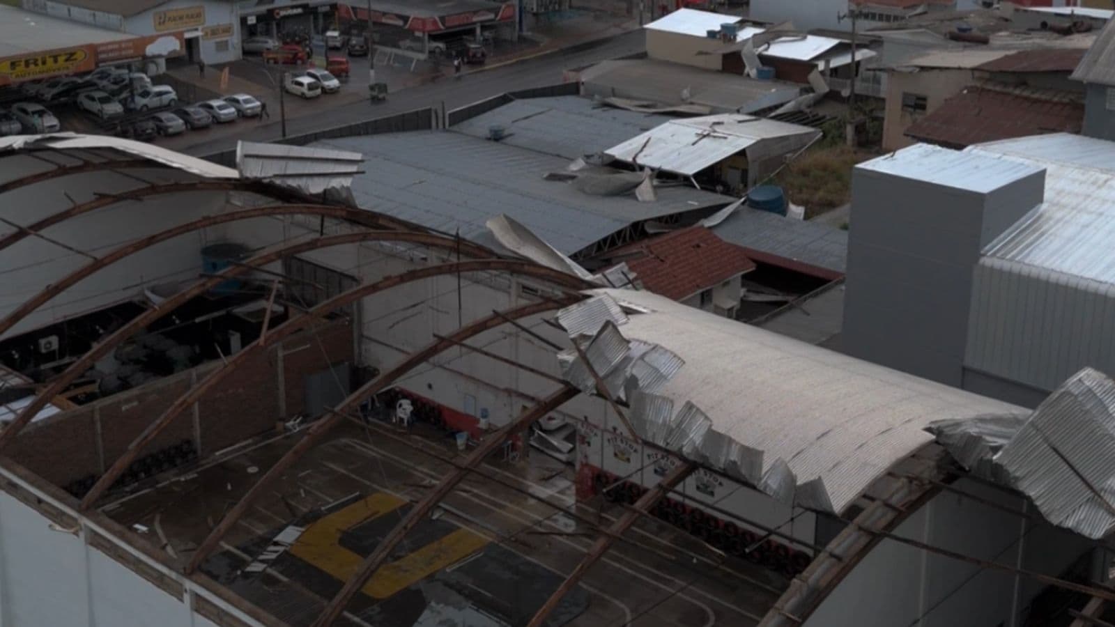“Foi só 2 minutos!”: Imagens de drone mostram destruição após tempestade em SC