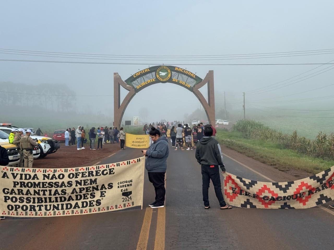 URGENTE: Indígenas fecham rodovias em SC em protesto contra revisão de terras