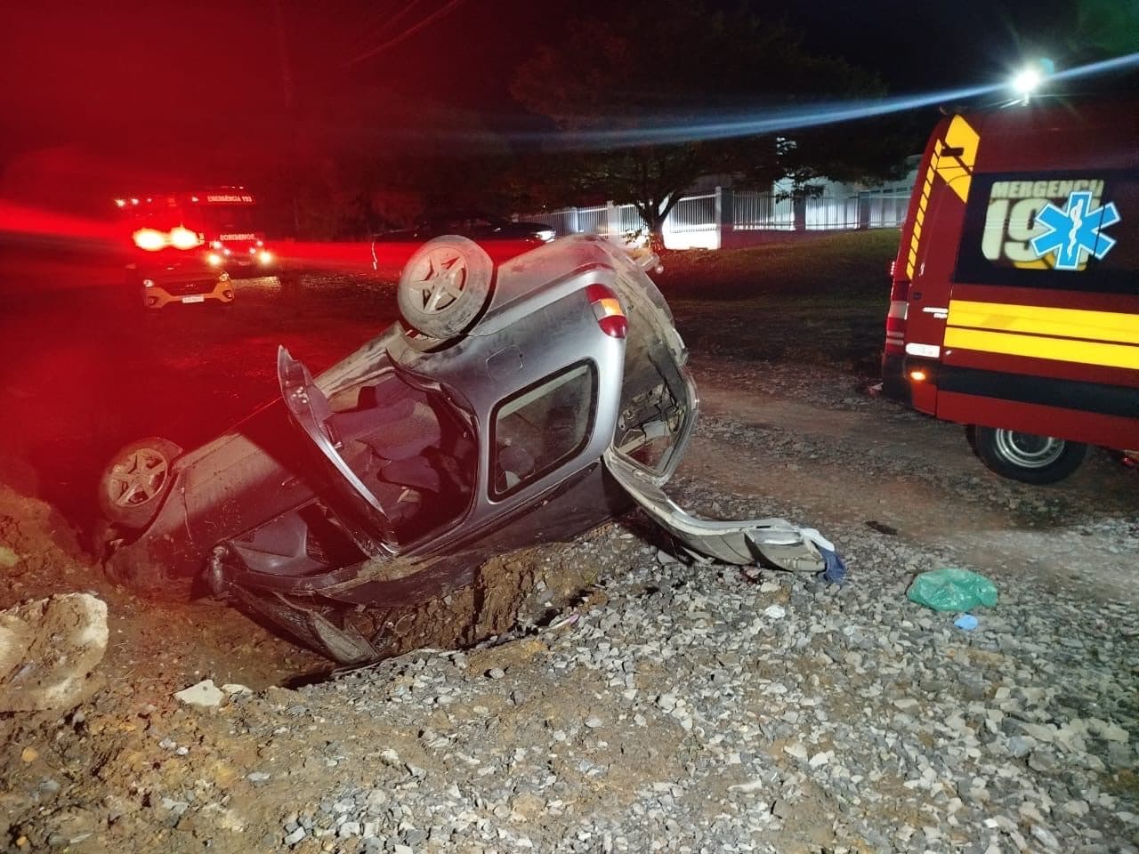 Motorista fica preso às ferragens após capotamento em estrada de Ituporanga