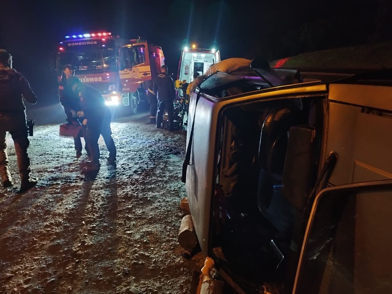 Carro tomba no Alto Vale e mulher é socorrida às pressas