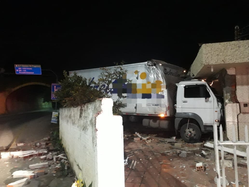 Caminhão invade residência enquanto morador dormia e motorista foge