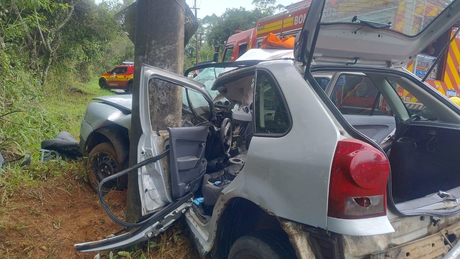 Motorista fica presa às ferragens e é retirada pelo porta-malas após colisão contra poste