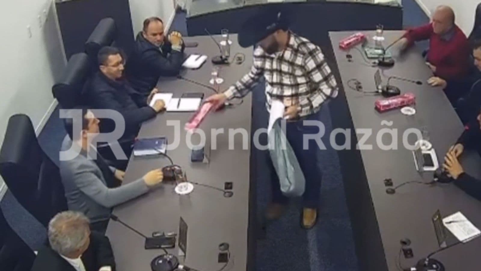 Lei contra bebês reborn provoca confusão entre vereadores em SC: “dote com a boneca nos corno”