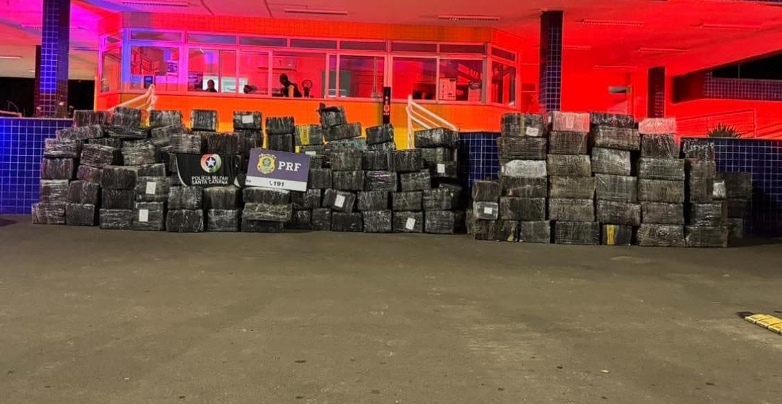 Caminhões são flagrados transportando 10 toneladas de maconha na BR-282