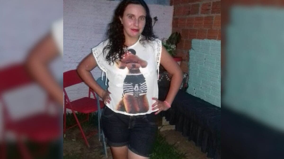 Ciclista morre atropelada por caminhão enquanto passava por rotatória