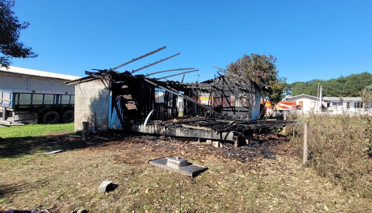 Mãe acorda com gritos de vizinhos e salva os dois filhos pequenos de incêndio