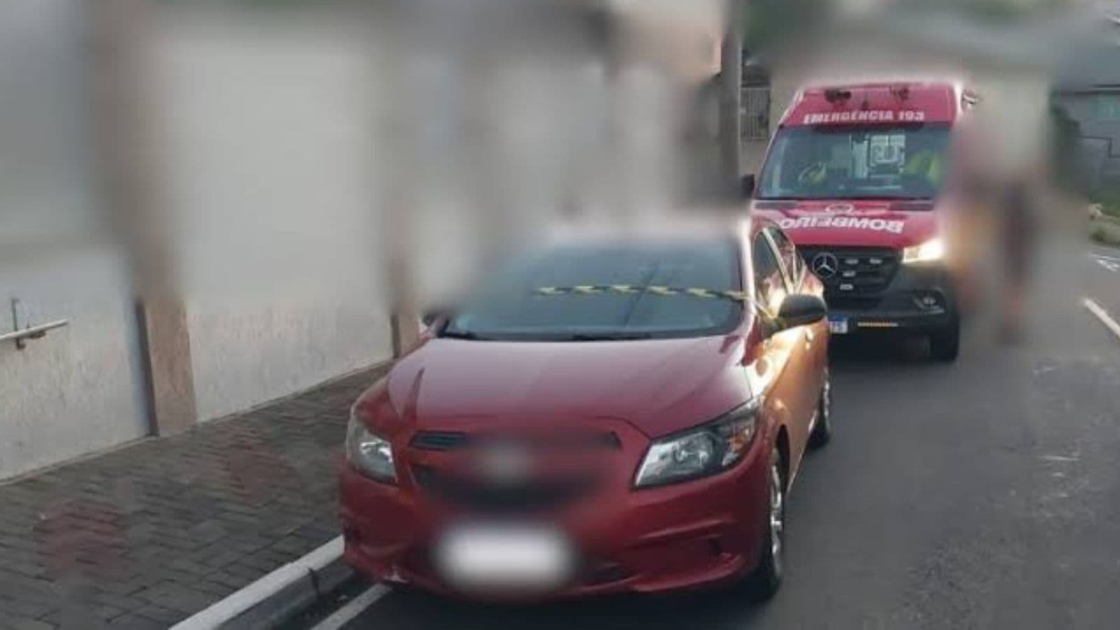 Madrasta é denunciada por homicídio após enteado de 3 anos morrer trancado no carro em SC