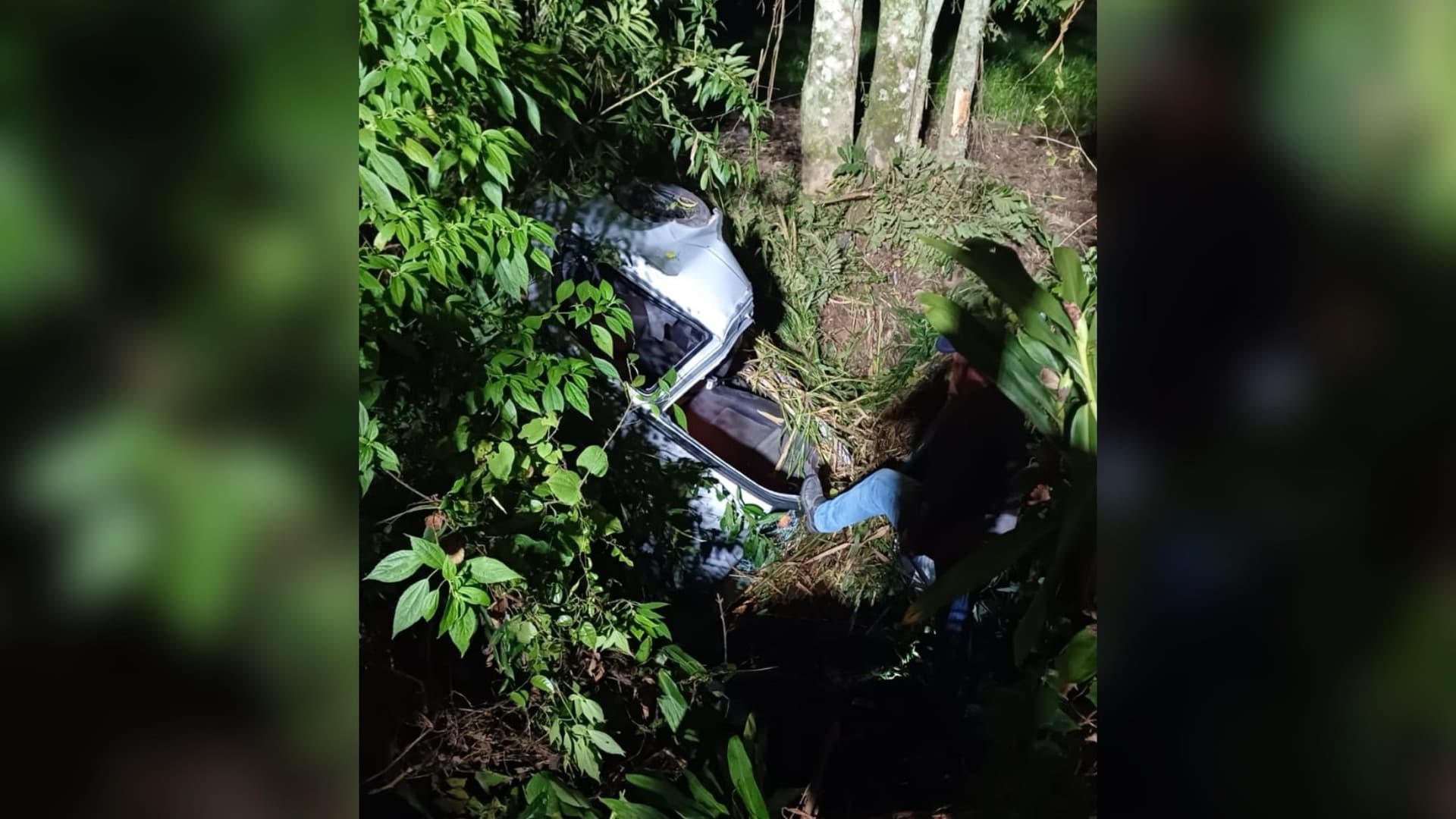 Acidente na SC-114: carro sai da pista, despenca em ribanceira e motorista fica ferido