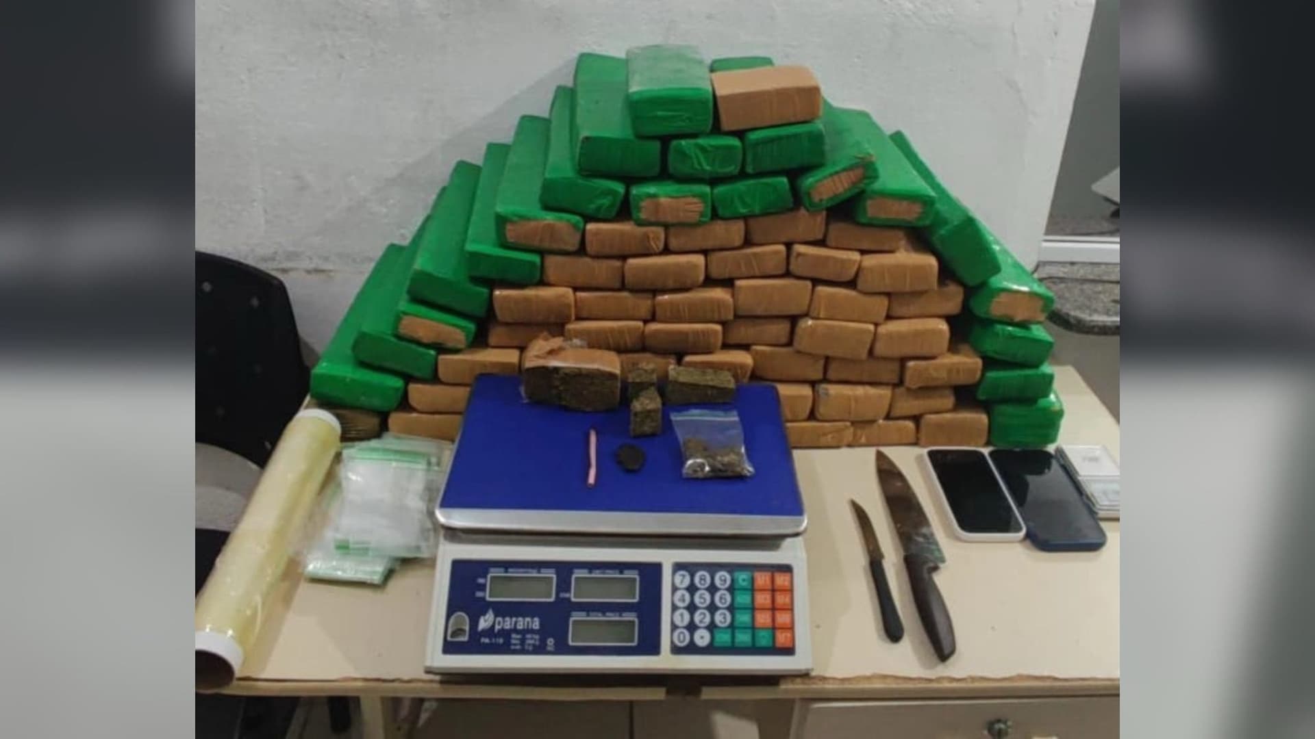 Entregador é preso por tráfico após ser flagrado com mais de 56 kg de maconha em Itapema