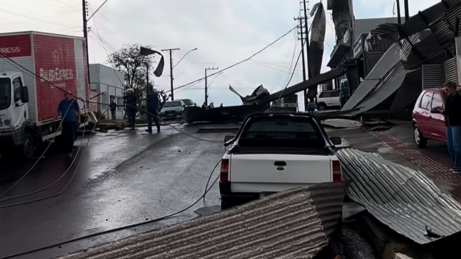 URGENTE: Após alerta vermelho, rápida tempestade deixa estragos em Santa Catarina