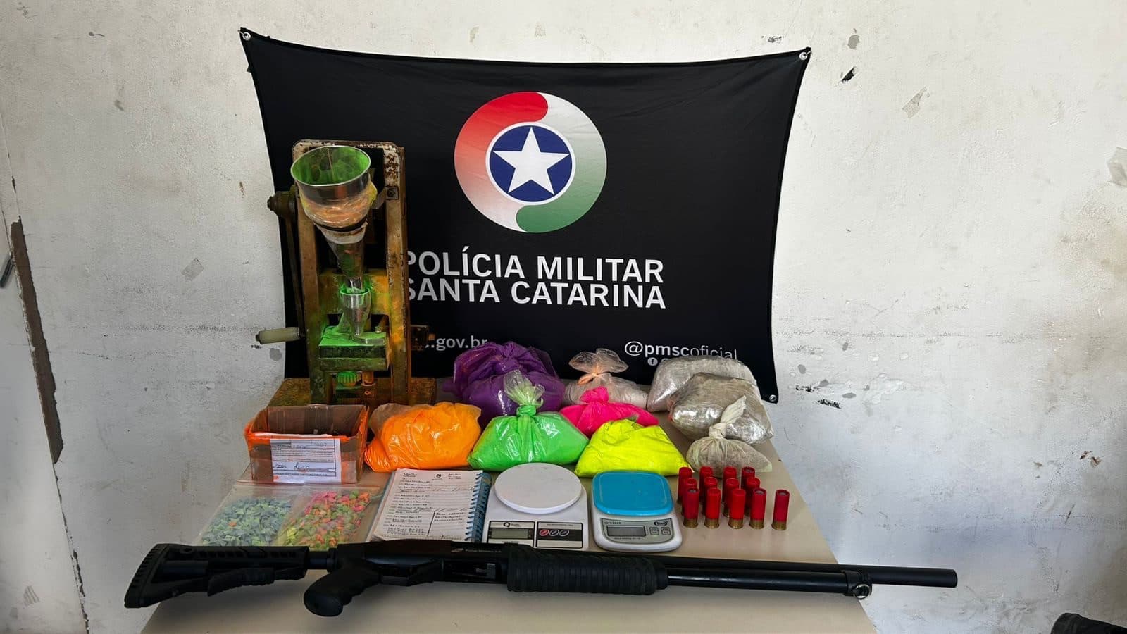 “Fábrica de bala” na Grande Florianópolis: traficantes produziam ecstasy para “festinhas”