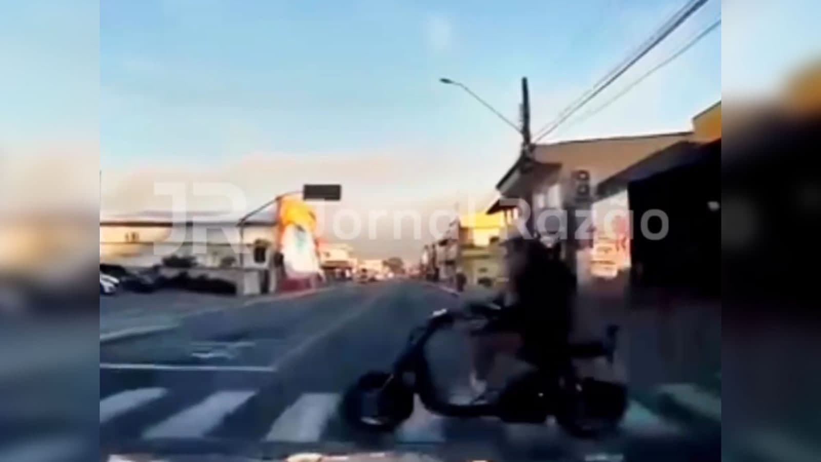 “Nem olhou pro lado!”: adolescente em “motinha elétrica” quase provoca acidente; VEJA VÍDEO