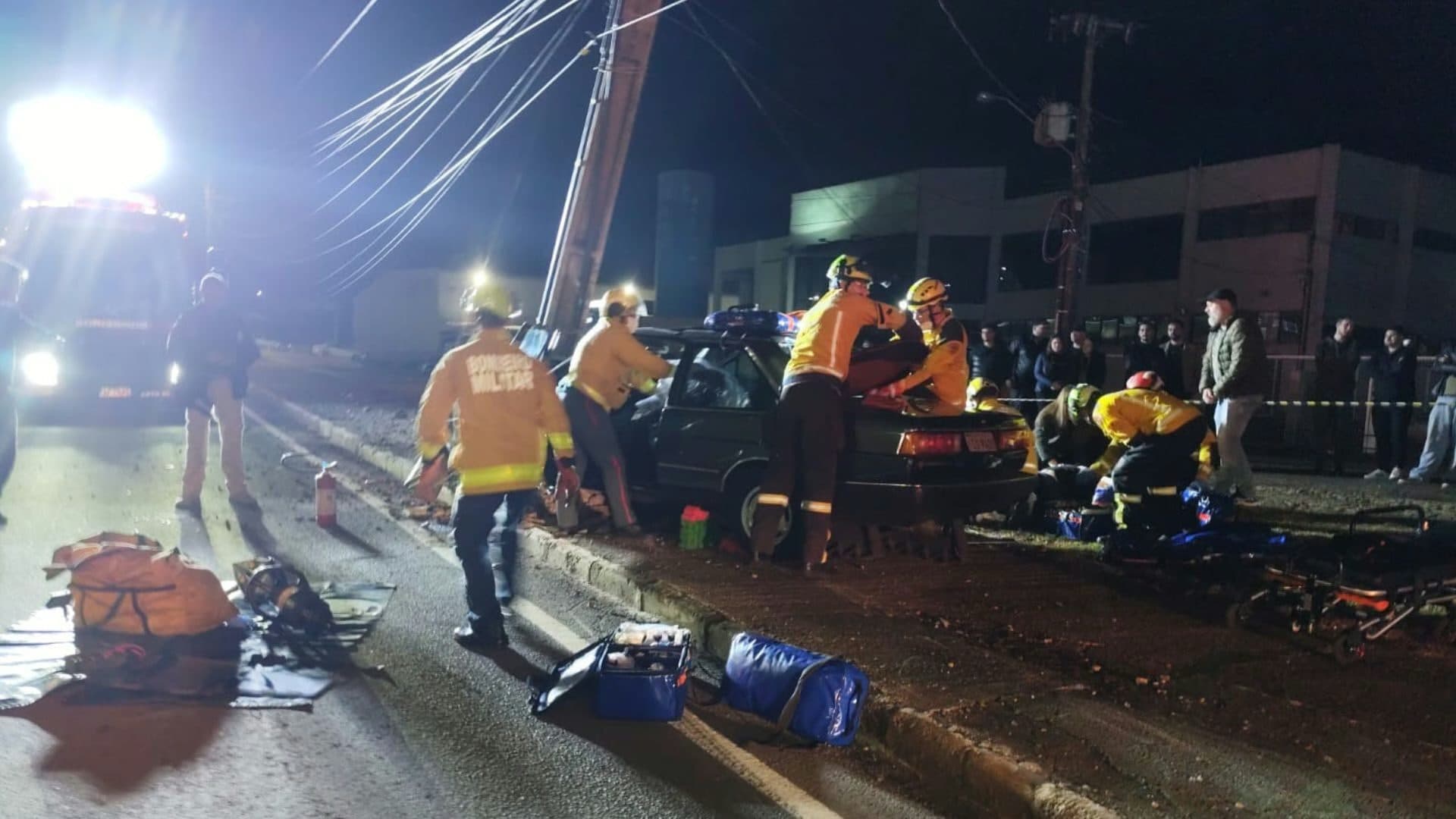 Carro bate em poste e deixa dois feridos na marginal da BR-480