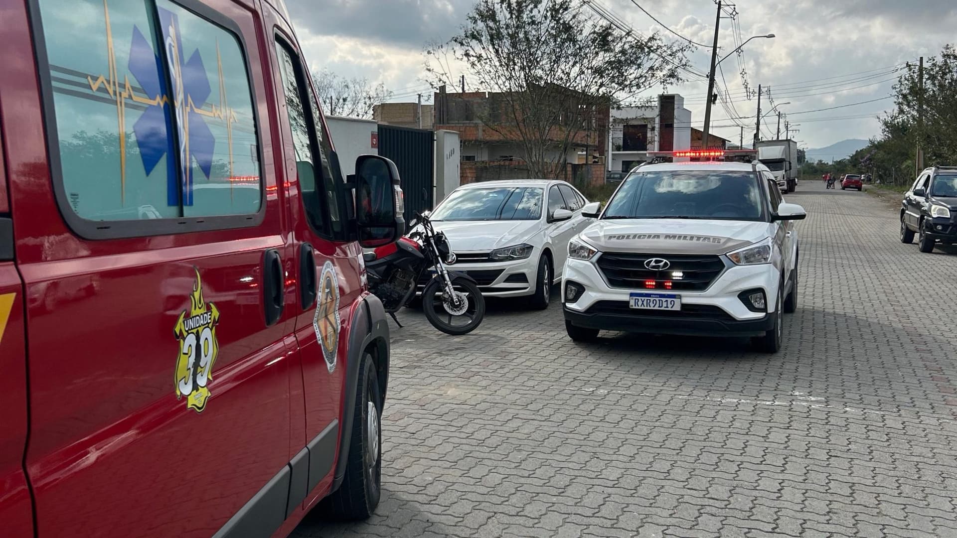 Briga entre torcidas com fogos e garrafas espalha pânico no Centro de Itajaí