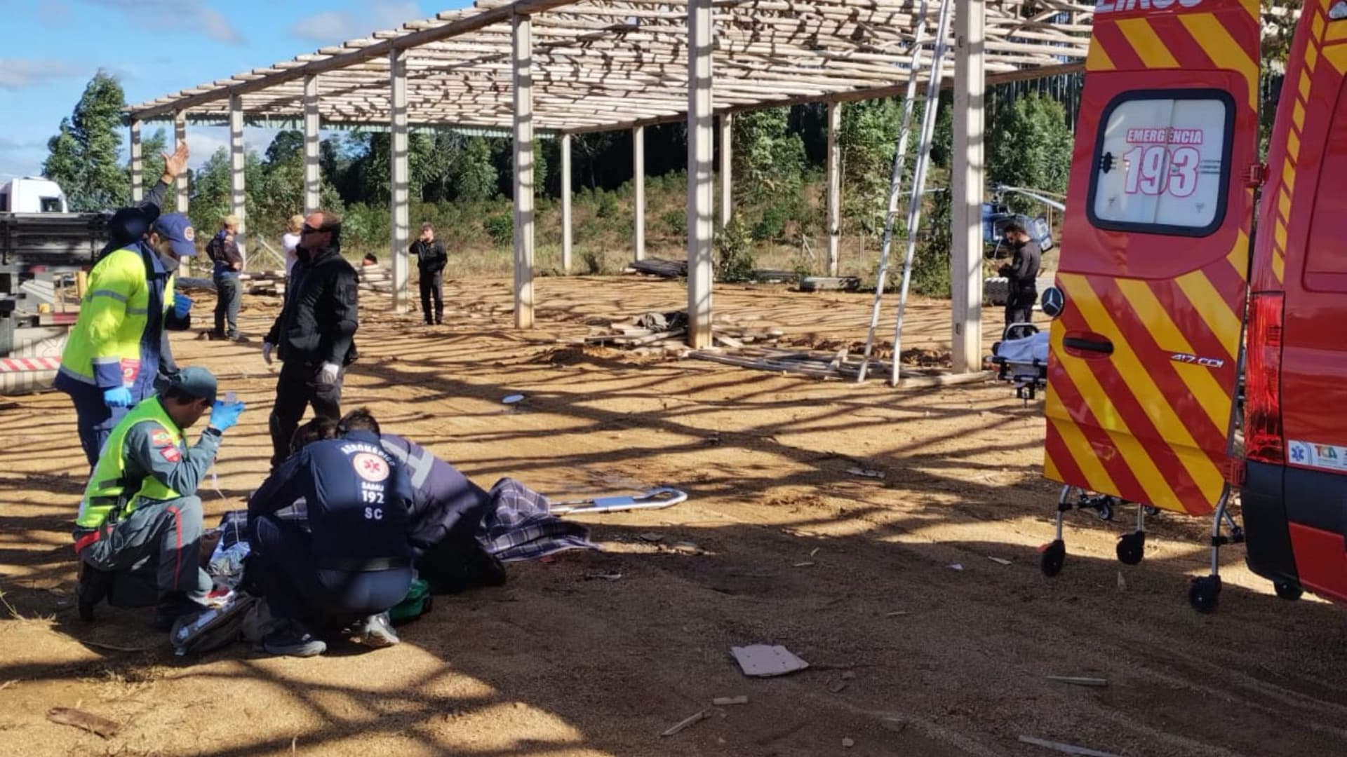 Homem sofre queda de cinco metros em obra e tem fratura exposta