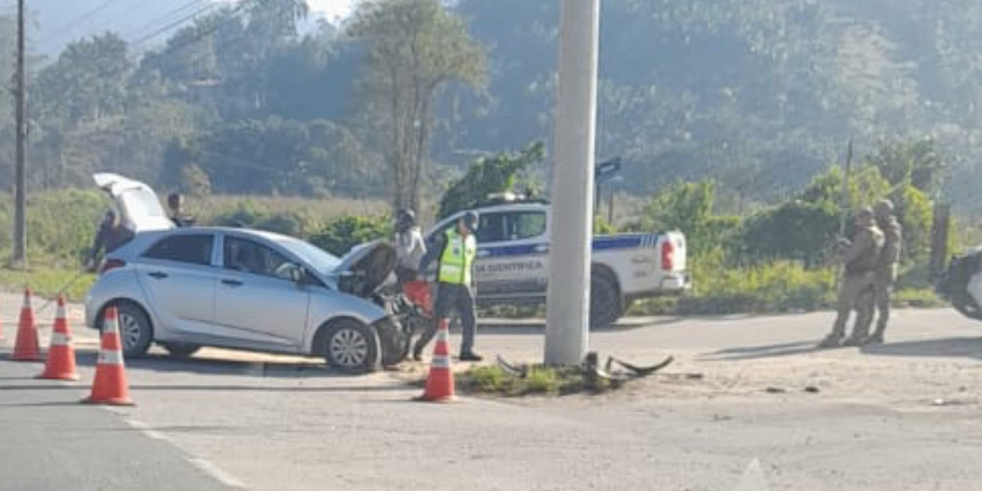 Corpo é retirado de carro após colisão mortal em Brusque