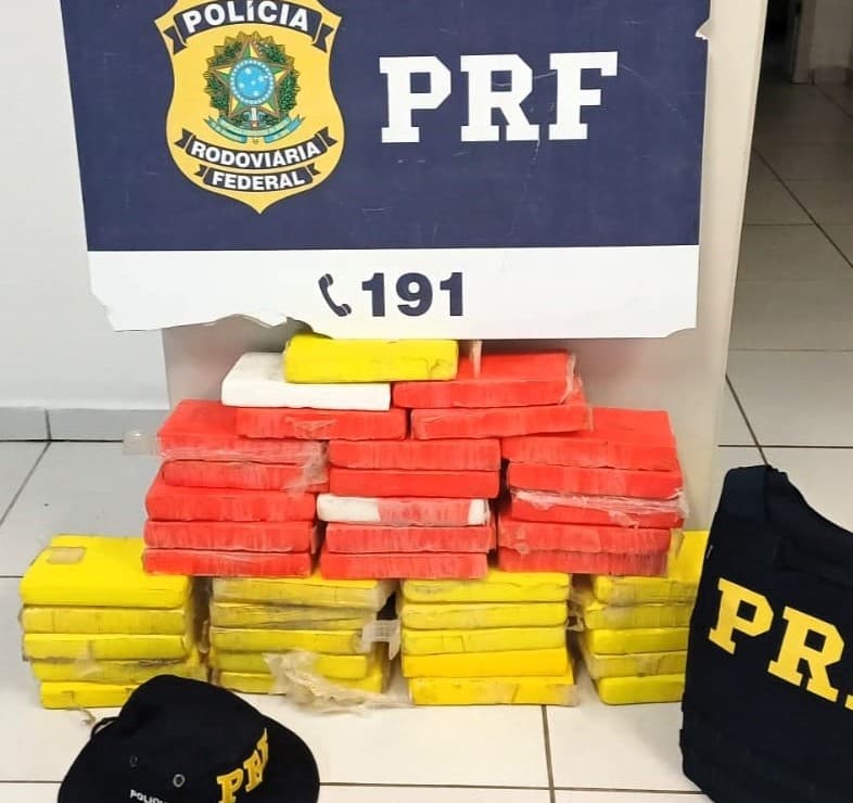 Furgão com placas de São José é flagrado com 43 quilos de cocaína durante operação da PRF