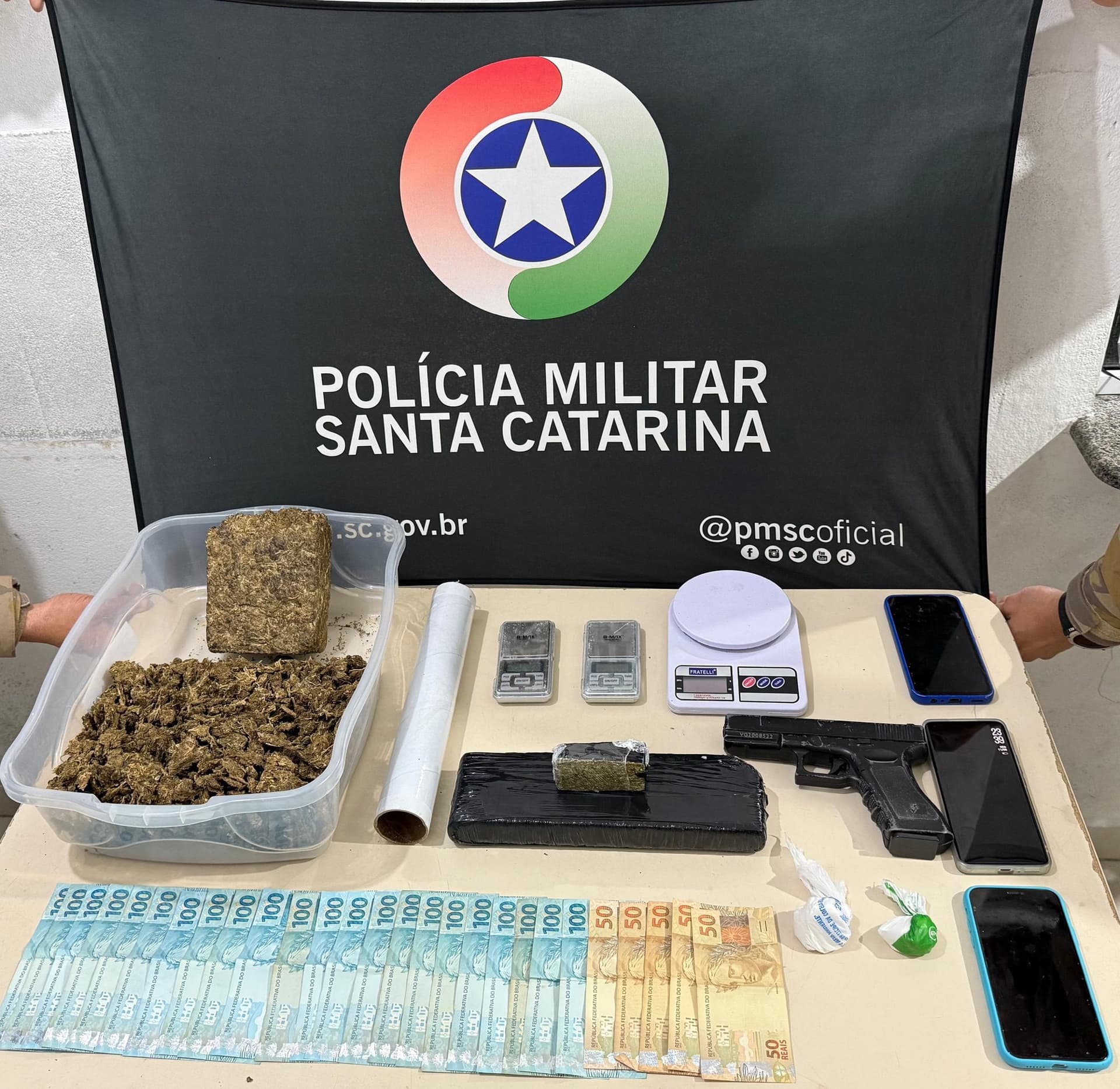 Polícia invade casa em Itapema e encontra mulher embalando drogas na cozinha