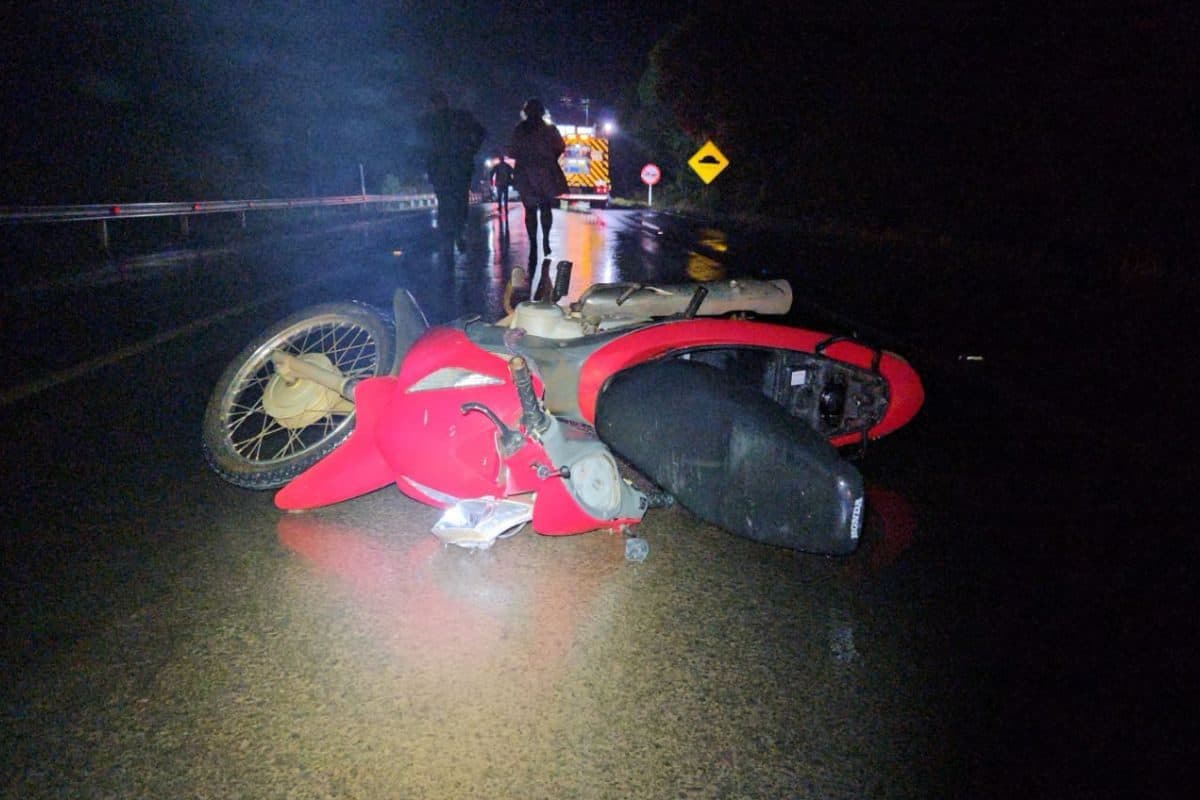 Motociclista atinge ciclistas, é arrastado por 70 metros e morre na SC-283