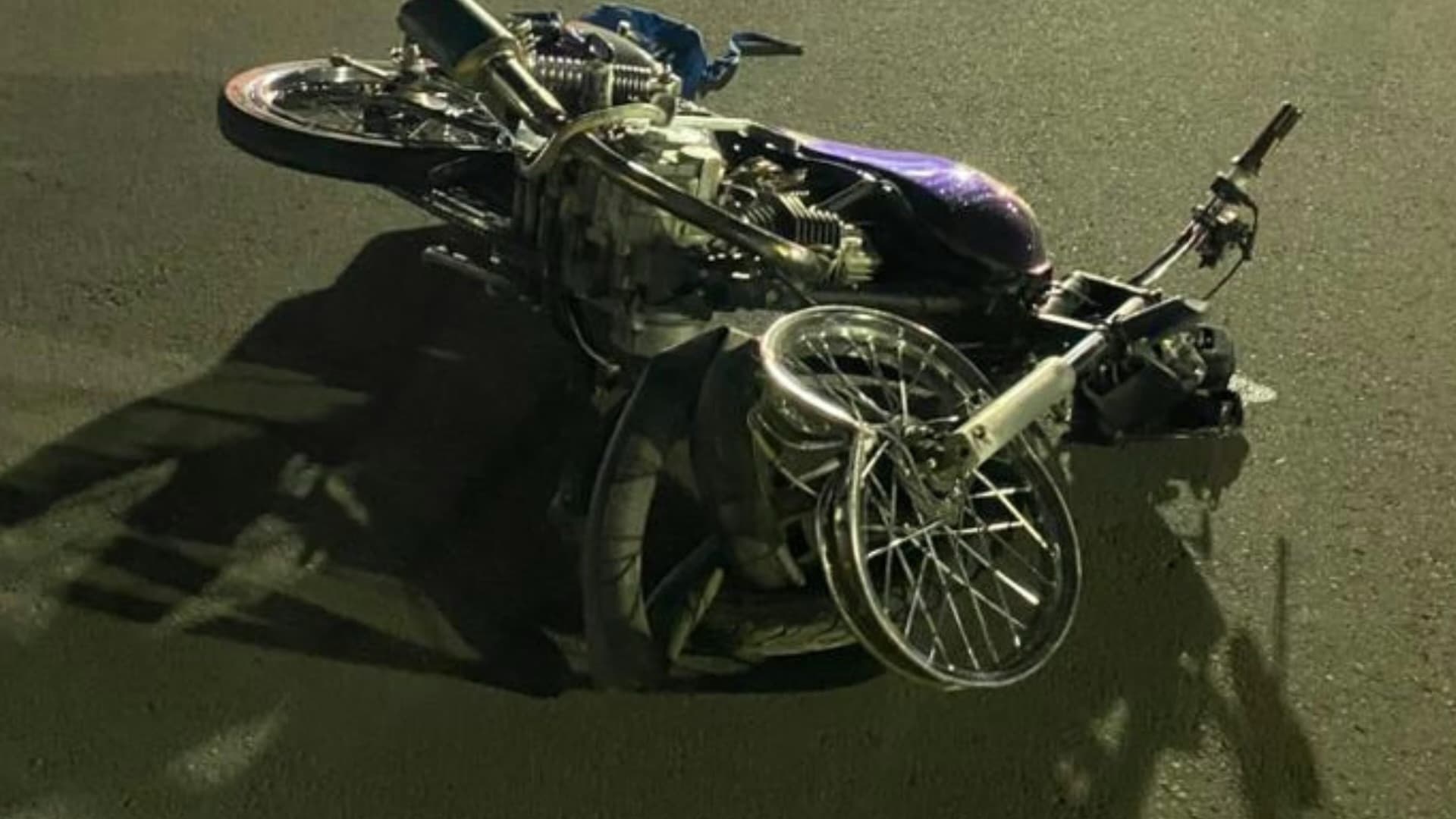 Adolescente morre e jovem fica ferido após fuga de moto da PM