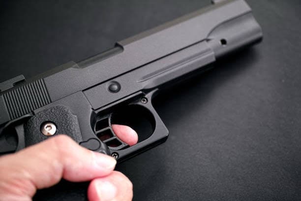 Homem saca arma falsa contra PM e acaba morto a tiros