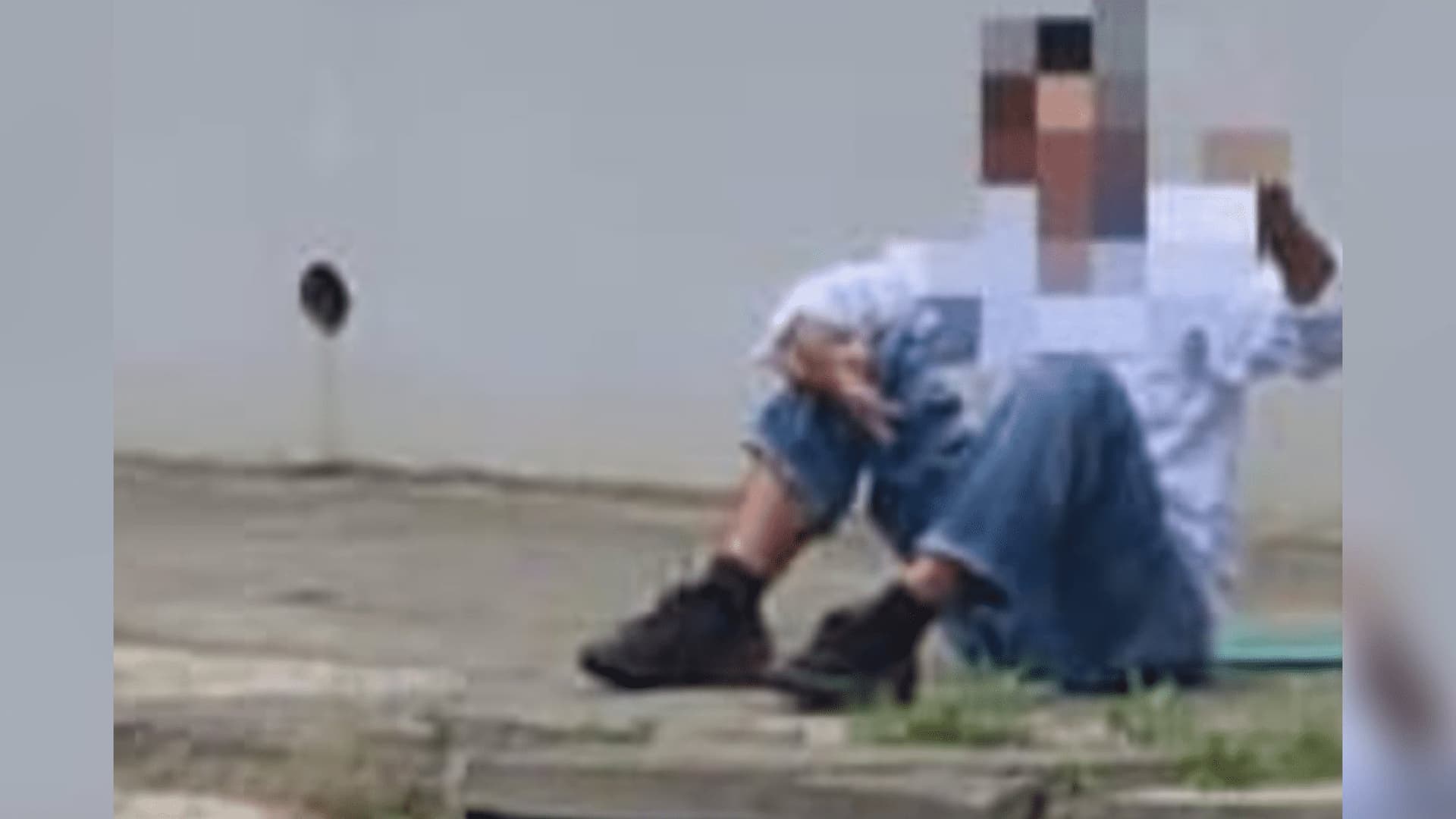 Motorista sobrevive após carro cair de ribanceira e quase despencar em Brusque