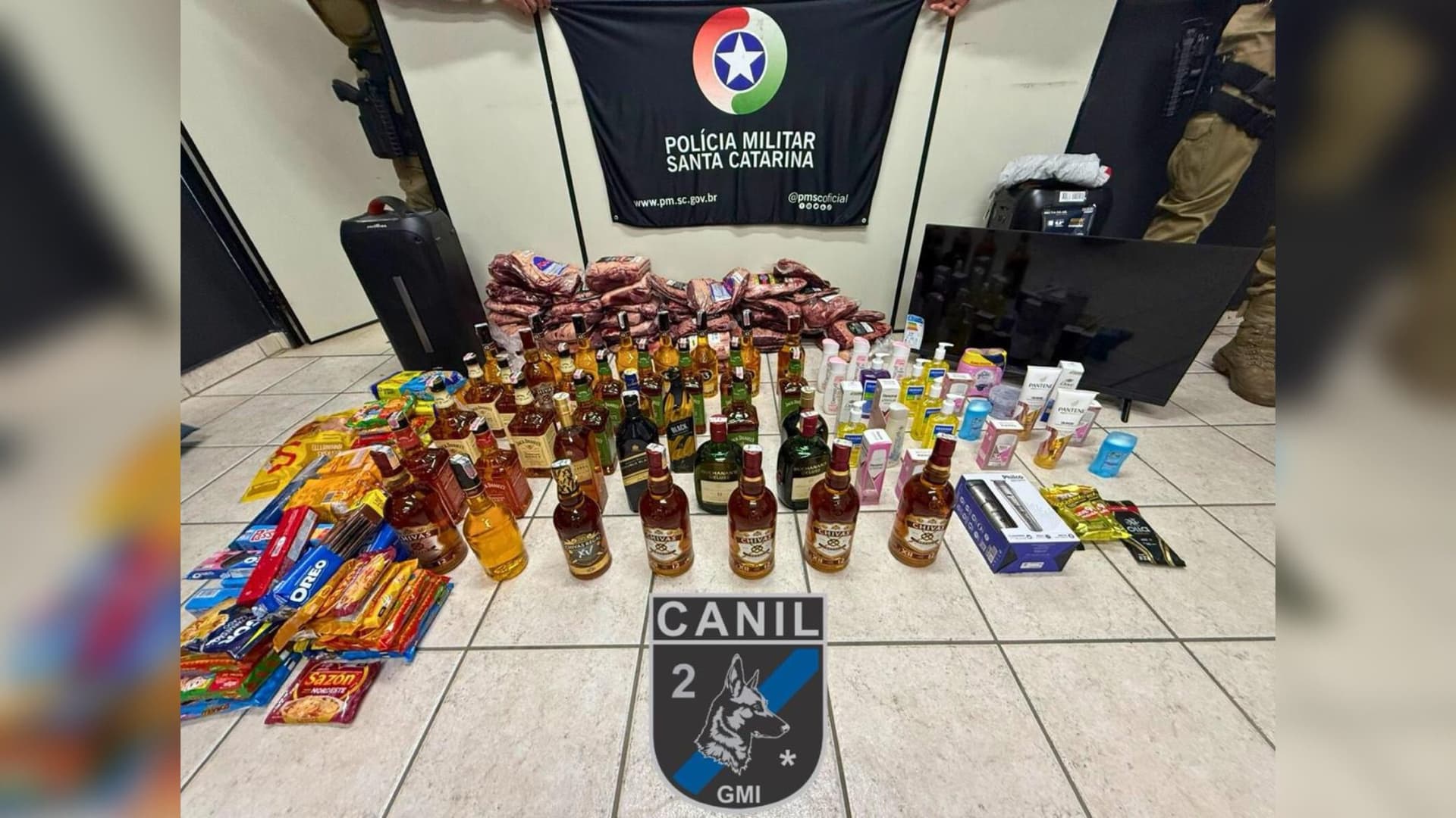 Dupla é presa com R$ 10 mil em carnes e eletrônicos furtados de supermercados em Itapema