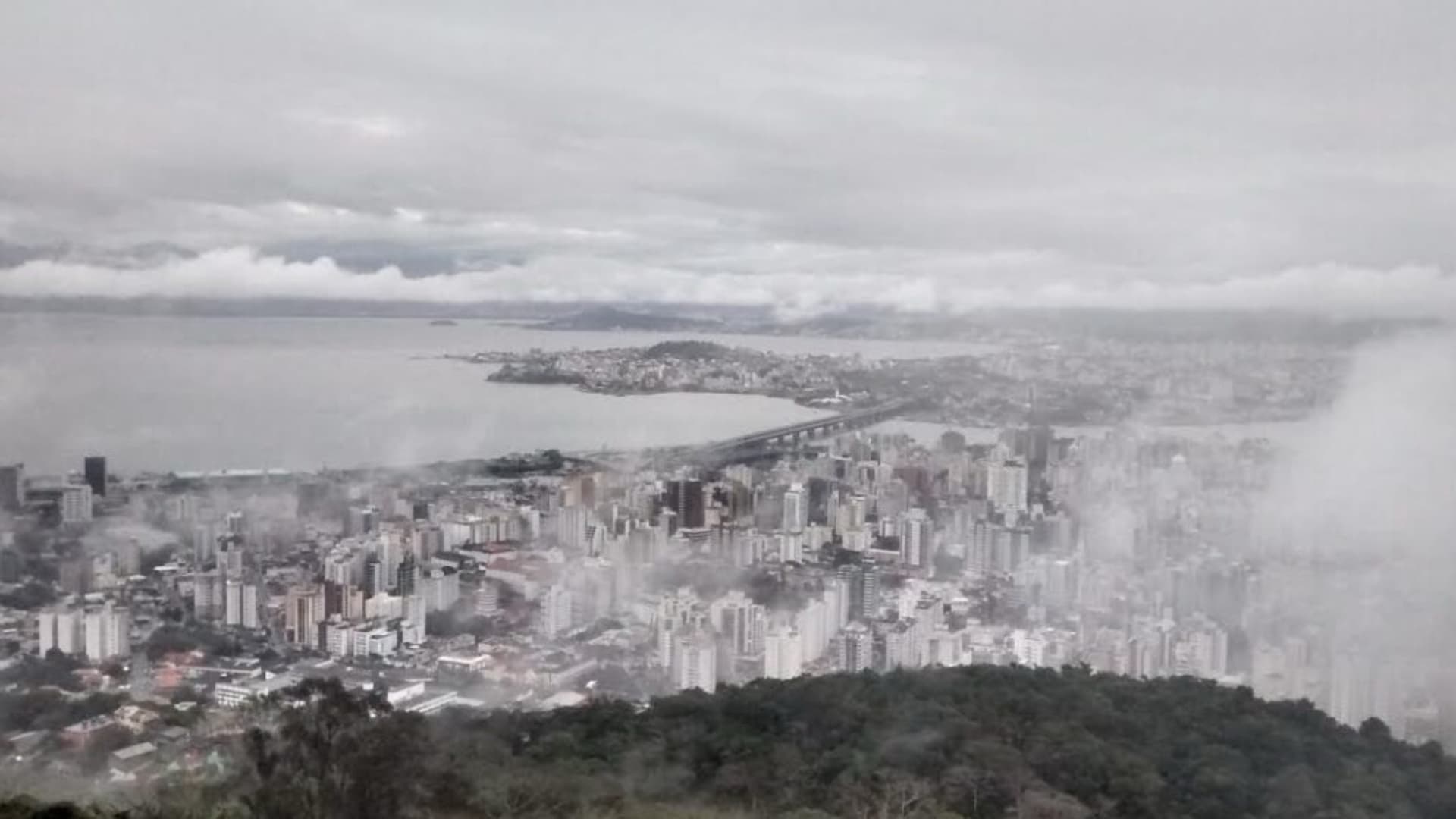 Frente fria provoca queda rápida de temperatura e rajadas de vento em Florianópolis
