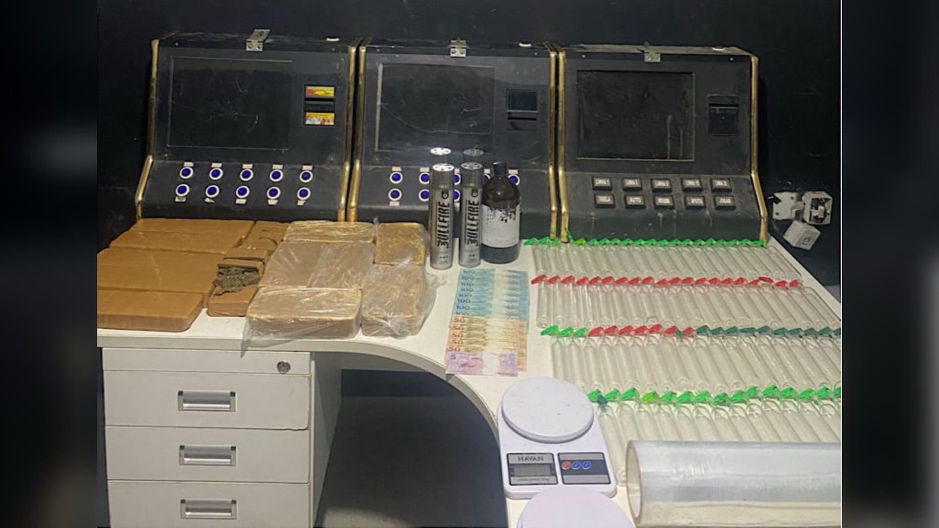 Trio é preso com 10 kg de drogas e máquinas caça-níquel em Itajaí