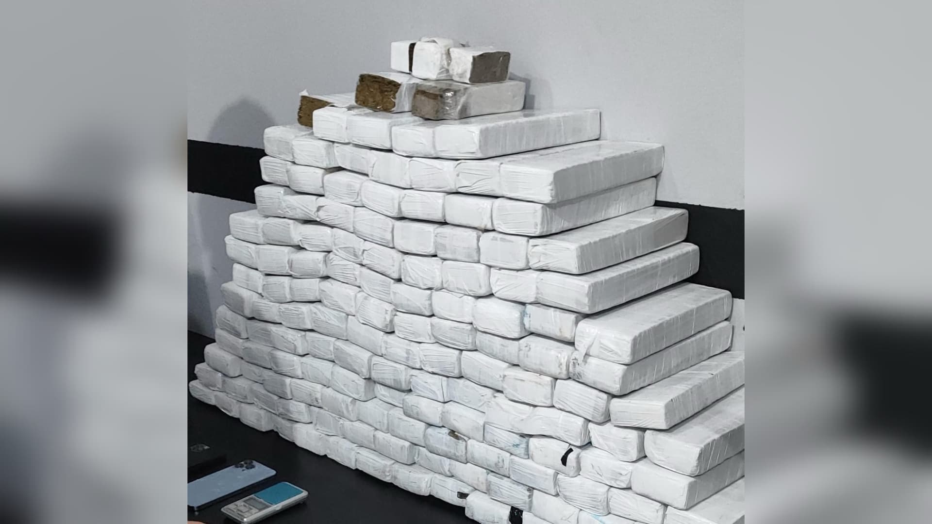 PM encontra depósito de drogas em Camboriú e apreende 84kg de maconha