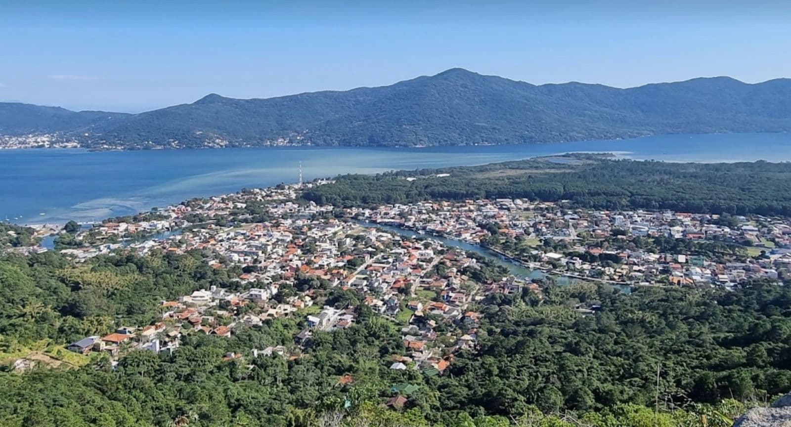 Mulher é abandonada nua após ser sequestrada e estuprada em Florianópolis