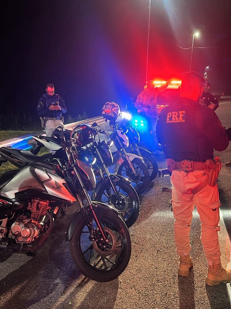 PRF intercepta racha de motos no Contorno da BR-101 em São José