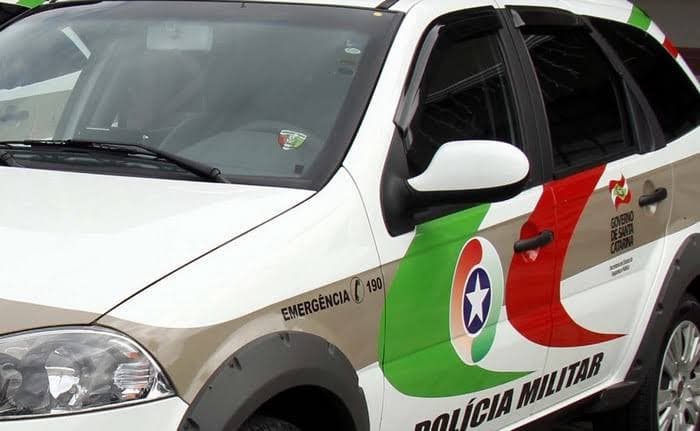 Idoso é espancado a pauladas enquanto dormia durante assalto em SC