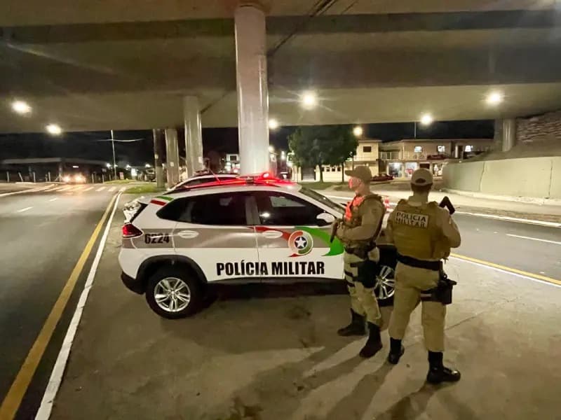 Pais deixam filha sozinha com avô estuprador e menina é abusada, em Florianópolis