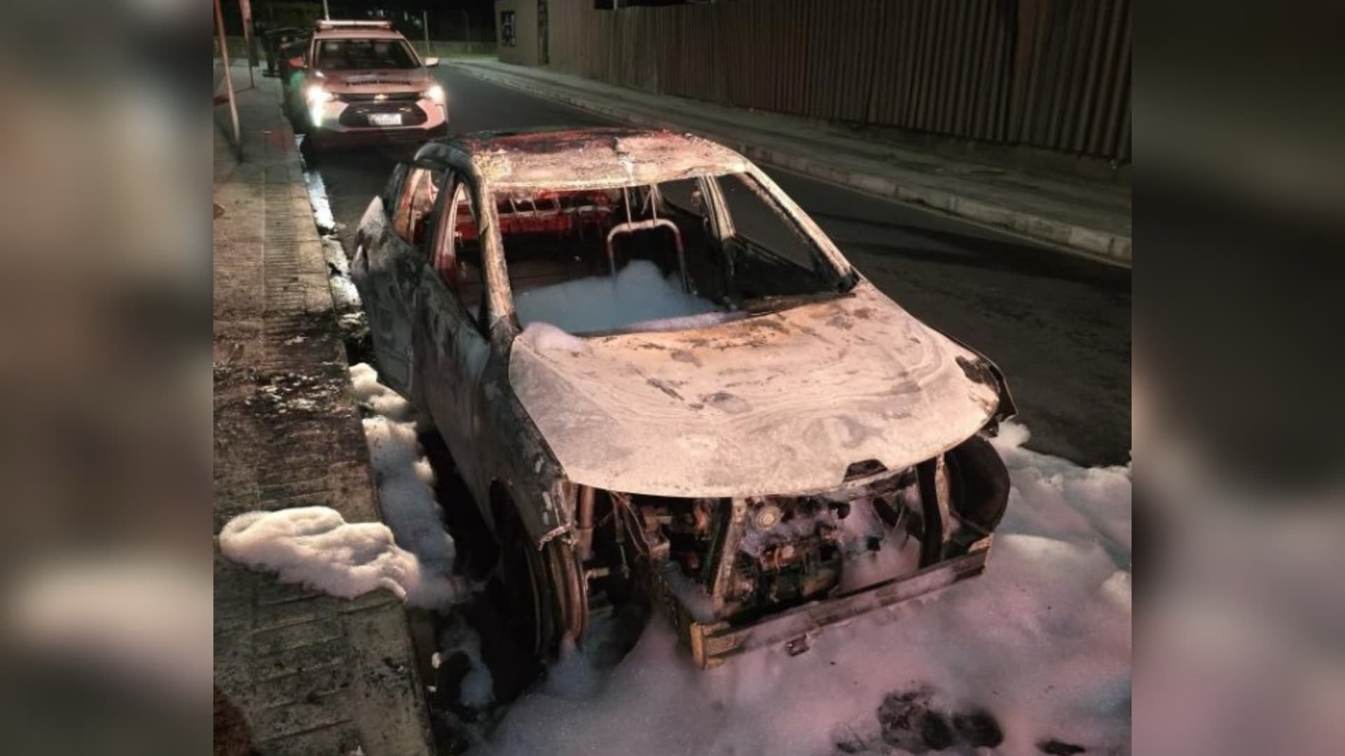 Mulher é presa suspeita de atear fogo em carro do ex-companheiro em Balneário Camboriú