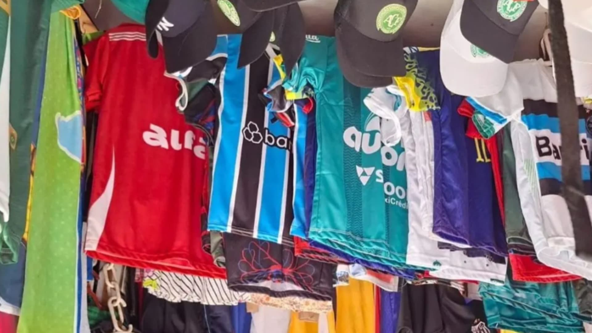 Jovens em triciclo decidem descer o Morro da Rainha em BC e o inesperado acontece