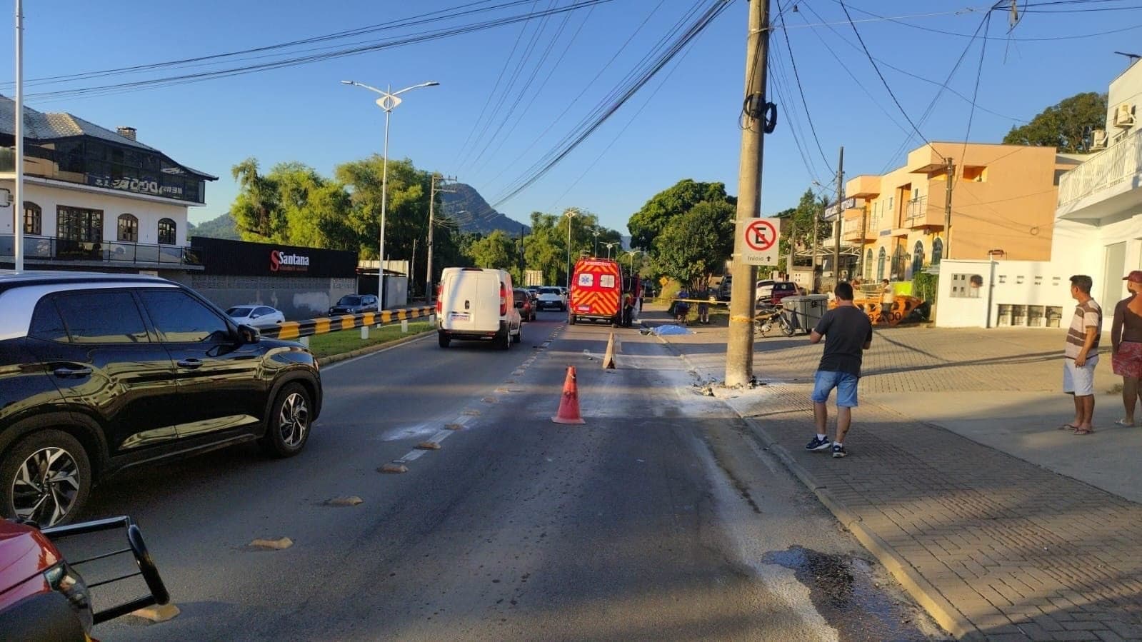 Idoso de 63 anos morre após colisão de moto contra poste em SC