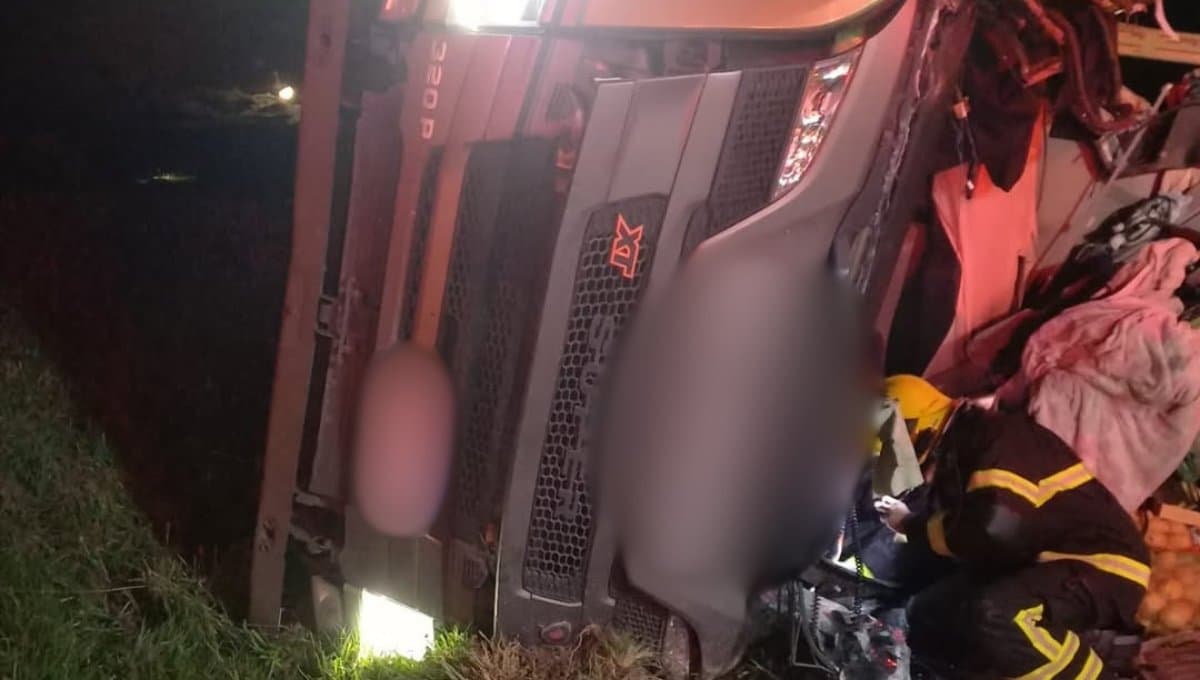 Motorista de 36 anos fica preso às ferragens após caminhão de batatas capotar na BR-116 em Lages