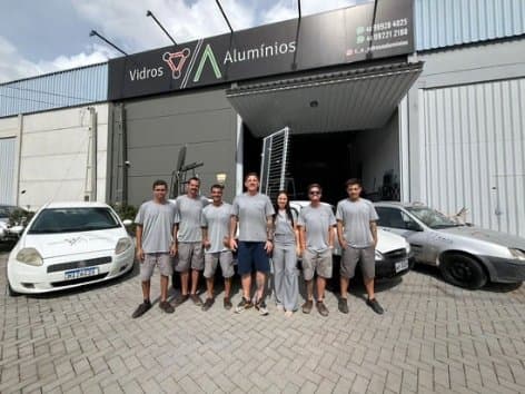 Começou na garagem de casa: primos empreendedores transformam VA Vidros em referência de Tijucas