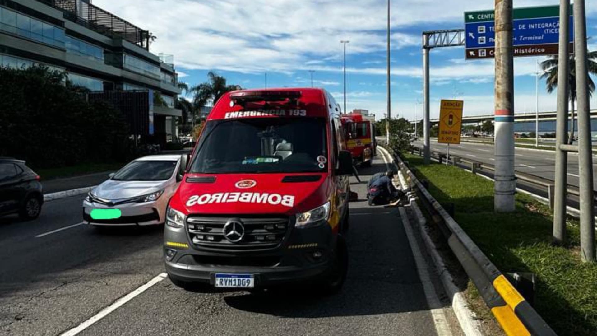 Caminhão se envolve em acidente com moto e foge do local em Florianópolis