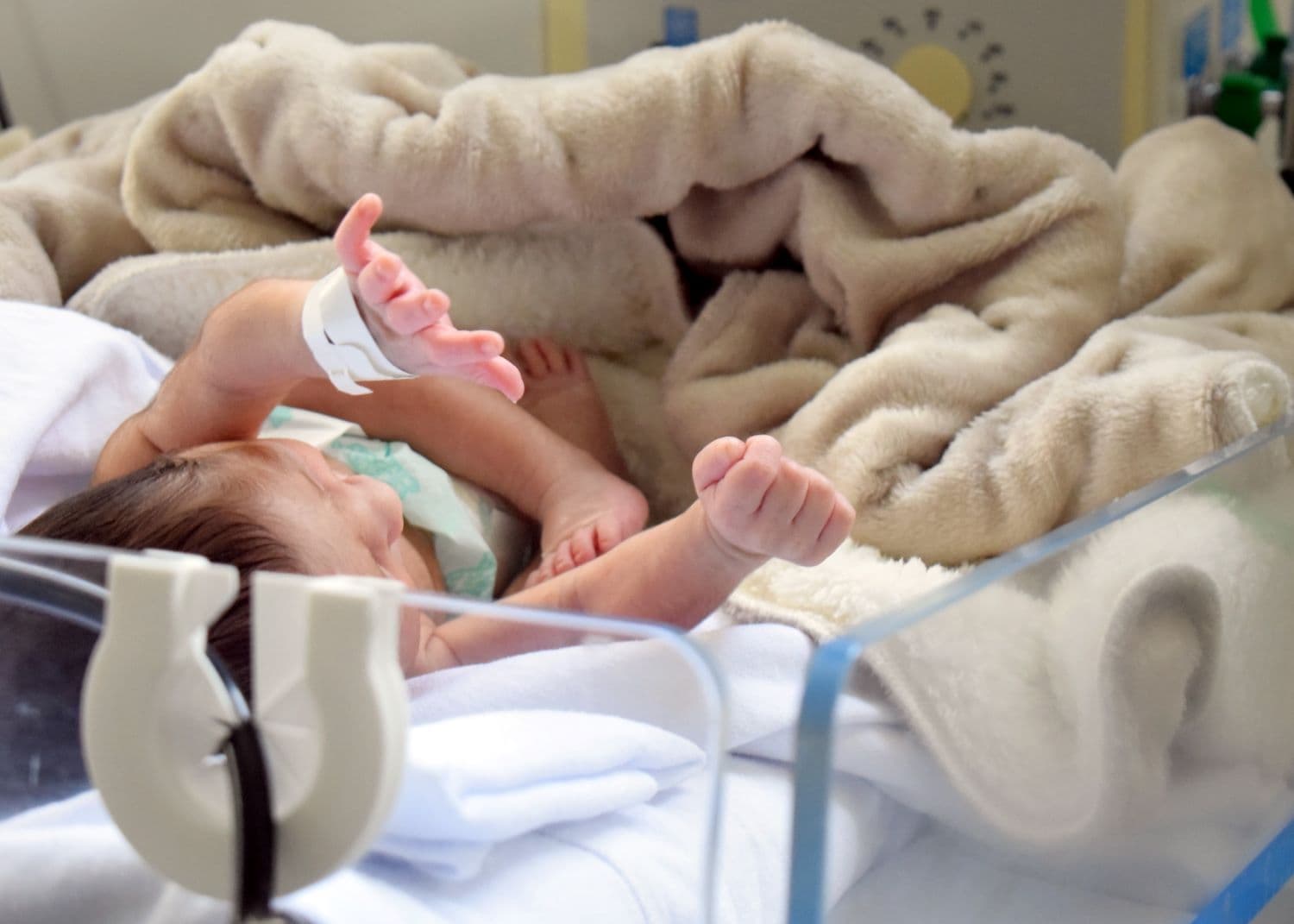 Presos confeccionam 80 mantas para bebês da UTI Neonatal do Hospital Regional de São José