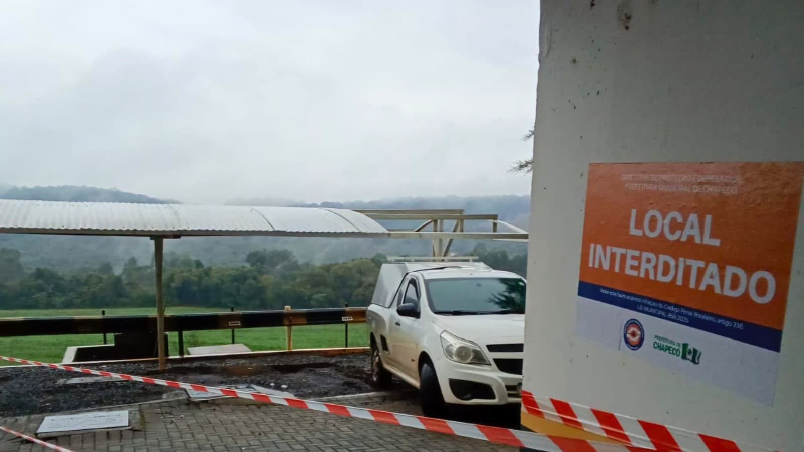 Buracos abrem em garagem de condomínio e Defesa Civil interdita área por risco de deslizamento em Chapecó