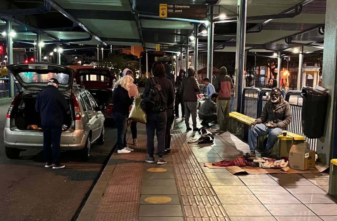Esquerda pressiona e Justiça libera distribuição de marmitas para moradores de rua em Florianópolis
