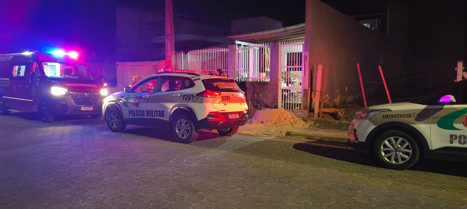 Bêbado, “pai” larga duas crianças sozinhas e desconhecidos as levam pra dentro de casa em Navegantes